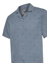 Camisa de manga corta RKF con cuello cubano, confeccionada en Tencel de color azul grisáceo con estampado de peces pequeños. Presenta cierre frontal con botones y corte regular.