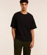 Pantalón tipo jogger de corte holgado, color verde oliva, con cintura elástica ajustable mediante cordón, bolsillos laterales y puños elásticos en los tobillos.