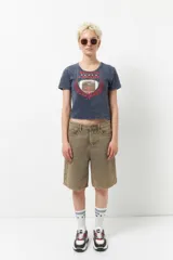 Remera negra de manga corta con estampa de escudo con la inscripción "Sports League" y una pelota de fútbol americano.