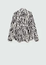 Camisa fluida de manga larga con estampado animal print tipo cebra, cuello camisero y cierre frontal de botones.