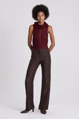 Pantalón de vestir marrón con textura, tiro bajo, bolsillos delanteros con labio y cierre metálico oculto, bolsillo sastrero en espalda, pierna con recortes en delantero y pinza en espalda.