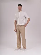 Pantalón kaki de corte recto y holgado, con cintura elástica ajustable mediante cordón y bragueta simulada.
