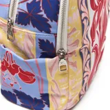 Mochila de textil blanco con estampado floral y ornamental en tonos rojo, amarillo, azul y rosa. Presenta un parche rectangular central con la inscripción "XL". Tiene correas ajustables y bolsillos externos laterales.