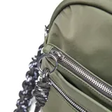 Mochila urbana de diseño compacto en color verde militar, confeccionada en material textil. Presenta un compartimento principal con cierre, un bolsillo frontal con cierre y detalles de tiradores de cuerda trenzada en blanco y negro. Incluye el logo de la marca XL Extra Large en un aplique circular metálico en la parte inferior.