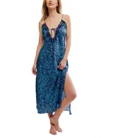 Vestido largo tipo slipdress, estampado en tonos azules y oscuros, con escote pronunciado en V adornado con encaje y abertura lateral en la falda.