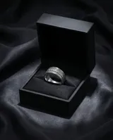 Anillo de plata 925 con diseño central trenzado y bordes lisos, de estilo robusto y masculino.
