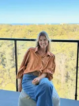 Camisa de lino metalizado color cobre, con cuello camisero, mangas largas abullonadas y corte holgado.