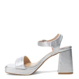 Sandalias Miss Carol Aurena plateadas con taco alto ancho, plataforma delantera y tira en la parte frontal. Cuentan con pulsera fina al tobillo con hebilla metálica regulable.