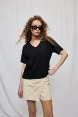 Remera negra de manga corta con escote en V y silueta amplia.