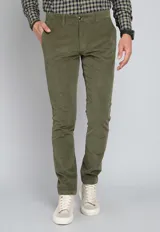 Pantalón de pana color verde oliva, de corte recto, con bolsillos laterales y traseros.