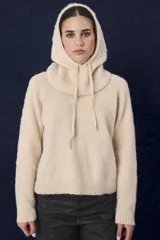 Capucha de tejido de punto con cuello amplio y cordón de ajuste, diseñada para cubrir la cabeza y el cuello de manera envolvente.