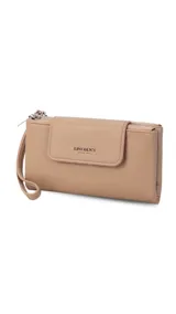 Billetera larga color beige, con textura granulada, solapa frontal con cierre magnético y logo de la marca grabado. Incluye correa de mano extraíble y compartimento principal con cierre.