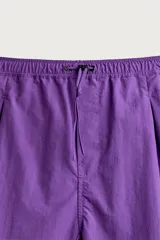 Pantalones cortos de Zara Athleticz confeccionados en tejido técnico ligero color violeta, con cintura elástica ajustable con cordón y pliegues frontales.