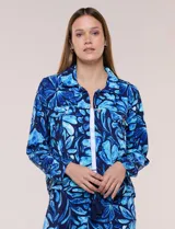 Camperita liviana de silueta entallada, con estampado floral en tonos azules, cuello camisero, cierre frontal con botones y bolsillos en el pecho.