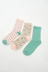 Pack de tres pares de medias de caña media con diseños estampados: un par rosa con lunares azules, un par beige con sandías y un par verde liso.