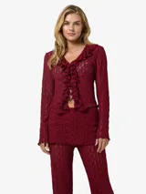 Blusa de manga larga con escote en V, volados frontales y tejido calado semi-transparente, confeccionada en punto liviano de fit ajustado.