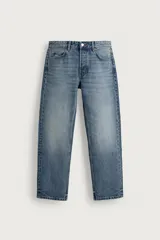 Jeans regular fit de tiro medio, confeccionados en denim de algodón con efecto lavado y cinco bolsillos. Presentan corte recto desde la cadera hasta el tobillo y cierre frontal con botones.