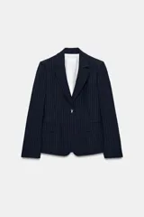Blazer entallado de color azul marino con estampado de rayas diplomáticas, cuello con solapa, hombreras, manga larga y cierre frontal con un botón. Cuenta con bolsillos delanteros con solapa.