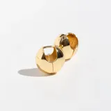 Par de aros tipo argolla dorados con diseño inflado.