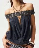 Musculosa de estilo off-shoulder en color gris con efecto lavado. Presenta un detalle de tachas metálicas cuadradas en el borde superior y un escote profundo con drapeado frontal.