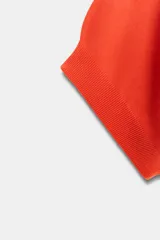 Jersey de punto con cuello barco y mangas anchas tipo murciélago, de diseño holgado y fluido.