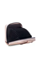 Tarjetero compacto tipo abanico con cierre perimetral y solapa frontal con broche a presión. Cuenta con múltiples ranuras para tarjetas y está confeccionado en material símil cuero con textura granulada.