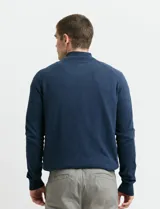 Cardigan de algodón con cuello alto y cierre frontal completo. Presenta mangas largas tipo ranglan y bolsillos laterales de ribete.