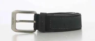 Cinto de cuero negro con costuras reforzadas y hebilla metálica plateada con logo grabado.