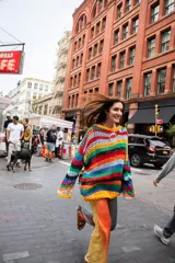 Sweater tejido a mano de algodón, con rayas horizontales de colores amarillo, rojo, verde, azul, blanco y negro.