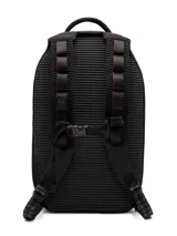 Mochila Under Armour de diseño ergonómico y moderno, fabricada con tecnología UA Storm resistente al agua. Cuenta con correas UA Suspension para distribución de peso, panel trasero acolchado y ventilado, compartimento para laptop de hasta 16 pulgadas, bolsillo para calzado o ropa, y bolsillos laterales para botellas. Diseño expandible con múltiples compartimentos frontales.