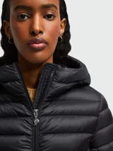 Chaqueta corta con capucha Moncler modelo IGE, color negro.