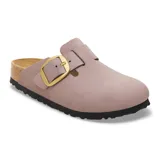 Zueco Birkenstock Boston con hebilla grande, color lila.