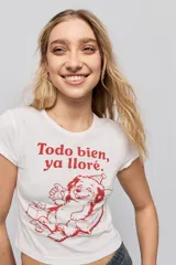 Remera negra de manga corta, con corte ajustado y estampa frontal en tono rosado que dice "Todo bien ya lloré" junto con un personaje ilustrado.