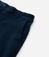 Pantalón masculino de corte skinny confeccionado en sarga de algodón con elastano. Presenta cierre frontal con botón y cremallera, cintura con trabillas y bolsillos laterales y traseros.