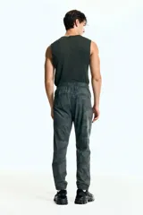 Pantalón de jogging deportivo de corte estándar, color verde militar con estampado de camuflaje pixelado. Confeccionado en tejido funcional DryMove™ con elasticidad en cuatro direcciones. Presenta cintura elástica con cordón de ajuste, bolsillos al bies con cierre y bajos ajustados con cierre y elástico.