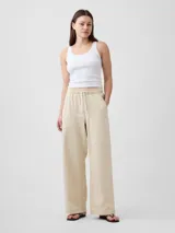 Jean de corte wide leg con diseño a rayas en tonos neutros, cintura elástica con cordón de ajuste y bolsillos laterales.