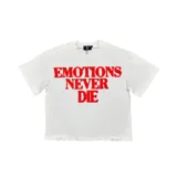 Camiseta blanca de manga corta con estampa frontal en color rojo que incluye la frase 'EMOTIONS NEVER DIE' adornada con apliques de strass.