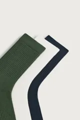 Pack de tres pares de calcetines de punto elástico con canalé, en colores verde militar, blanco y azul marino.