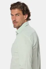 Camisa celeste de lino de manga larga con bolsillo en el pecho y botones personalizados.