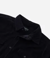 Camisa de hombre de corte regular confeccionada en terciopelo de algodón, con cuello clásico, cierre frontal de botones y dos bolsillos con solapa en el pecho.