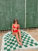 Top de bikini verde con textura acanalada, modelo de aro con forro, breteles anchos regulables, ganchito y regulador en espalda, y espacio para copas de relleno.