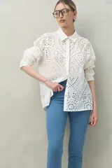 Pantalón chupín negro de tiro alto, confeccionado en denim suave y levemente elástico, con bolsillos delanteros y traseros.