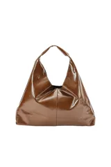 Cartera tipo bolso de poliuretano símil cuero color marrón, con diseño slouchy y asa integrada.