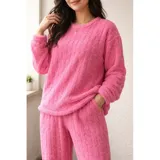 Conjunto de pijama de dos piezas confeccionado en plush suave con textura de ochos. Incluye una remera de manga larga con cuello redondo y un pantalón de corte recto con cintura elástica.