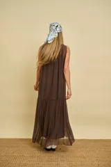 Vestido largo sin mangas de color verde lima, confeccionado en tela fluida y ligera, con escote redondo y corte amplio.