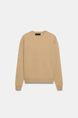 Jersey de cuello redondo y manga larga, confeccionado en hilatura de cashmere 100% con acabados en rib.