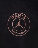 Canguro negro con capucha, de la colaboración entre PSG y Jordan. Presenta el logo del Paris Saint-Germain en el pecho y un bolsillo tipo canguro.
