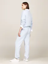 Pantalón de jogging celeste de algodón con corte cónico, cintura elástica y logo bordado de Tommy Hilfiger en negro.