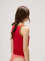 Musculosa básica Mutma Nifa de algodón color negro, con diseño ajustado al cuerpo, ribetes blancos en contraste en el cuello y sisas, y logo bordado en el centro del pecho.