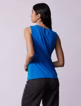 Musculosa negra de poliéster y elastano, con cuello redondo con frunces delanteros y abertura con botón en la espalda.